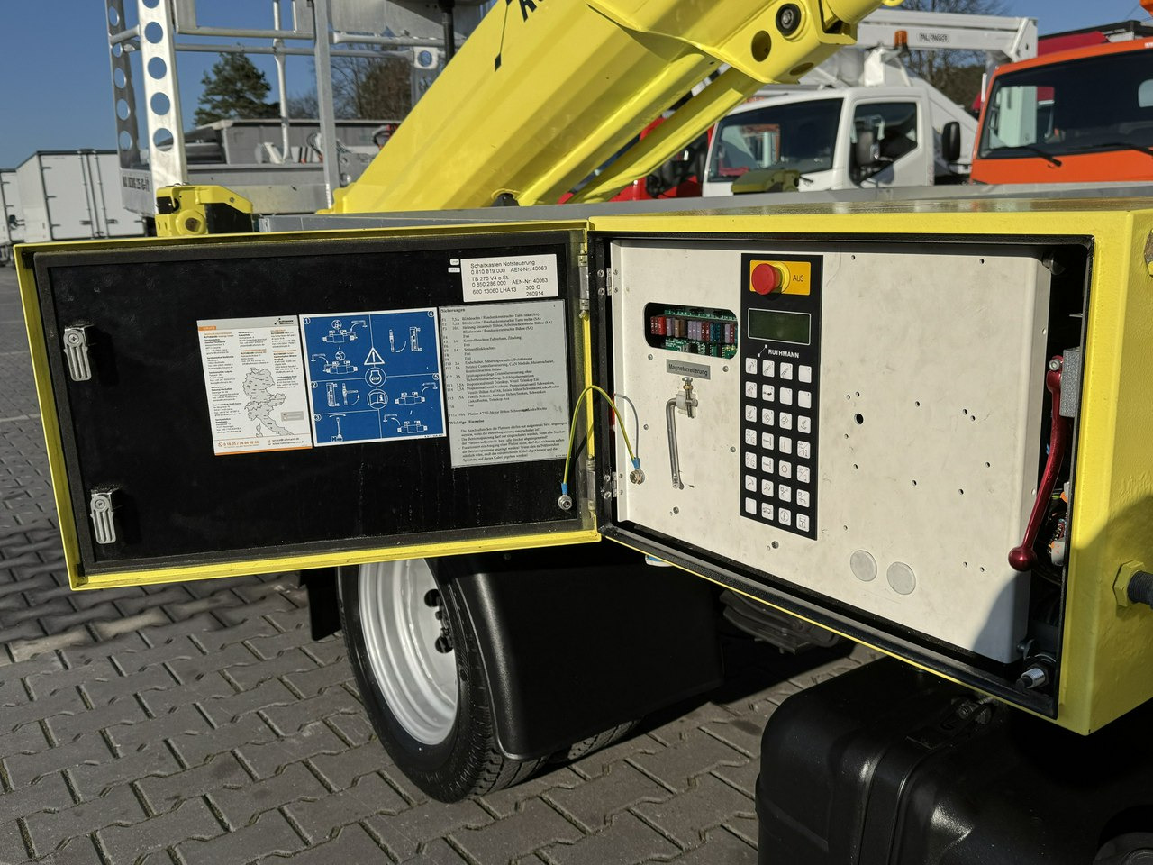 Camión con plataforma elevadora Nissan Cabstar: foto 11 Camión con plataforma elevadora Nissan Cabstar: foto 11