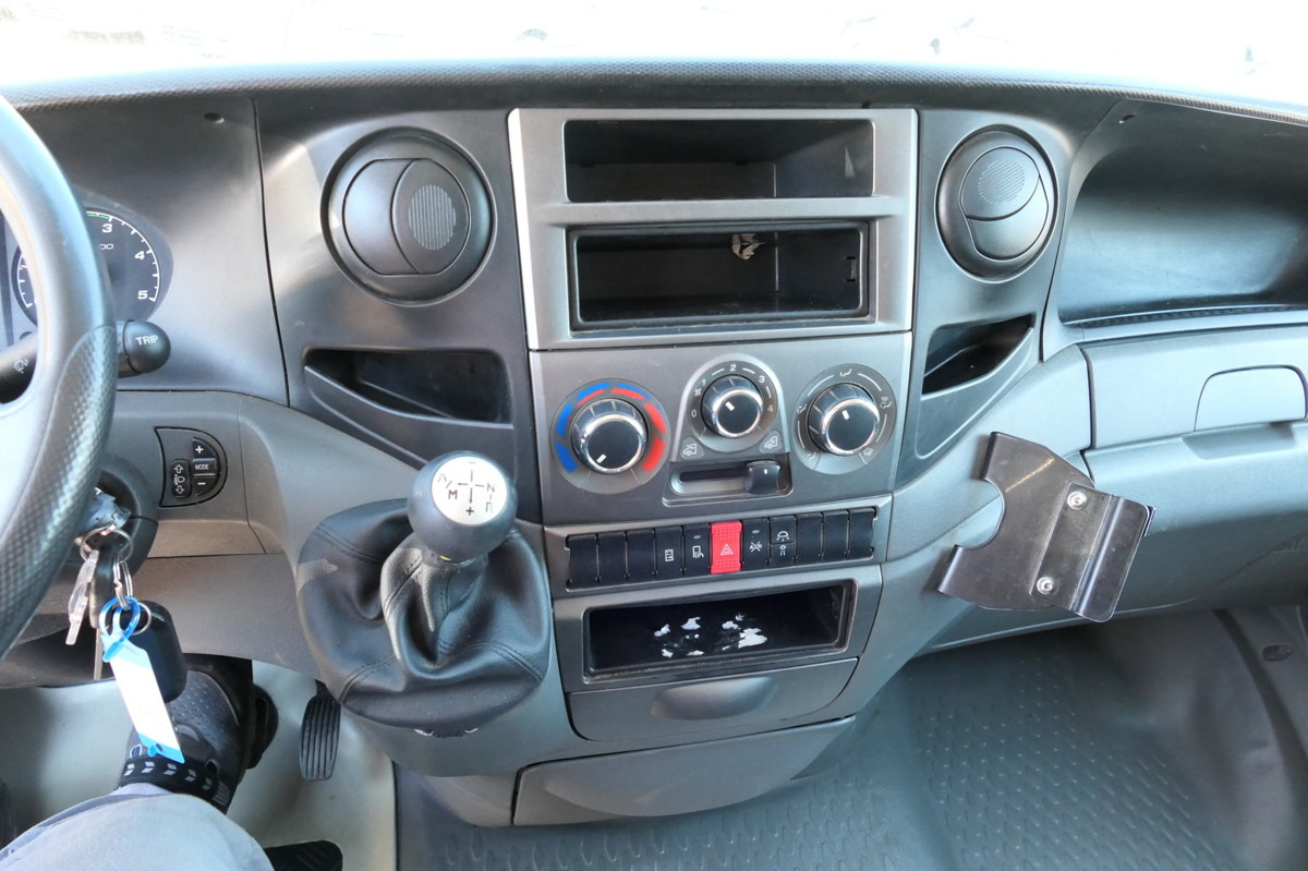 Furgoneta caja cerrada IVECO Daily 35 S11 C30C AUTOMATIK KAMERA MAXI Regale L: foto 8 Furgoneta caja cerrada IVECO Daily 35 S11 C30C AUTOMATIK KAMERA MAXI Regale L: foto 8