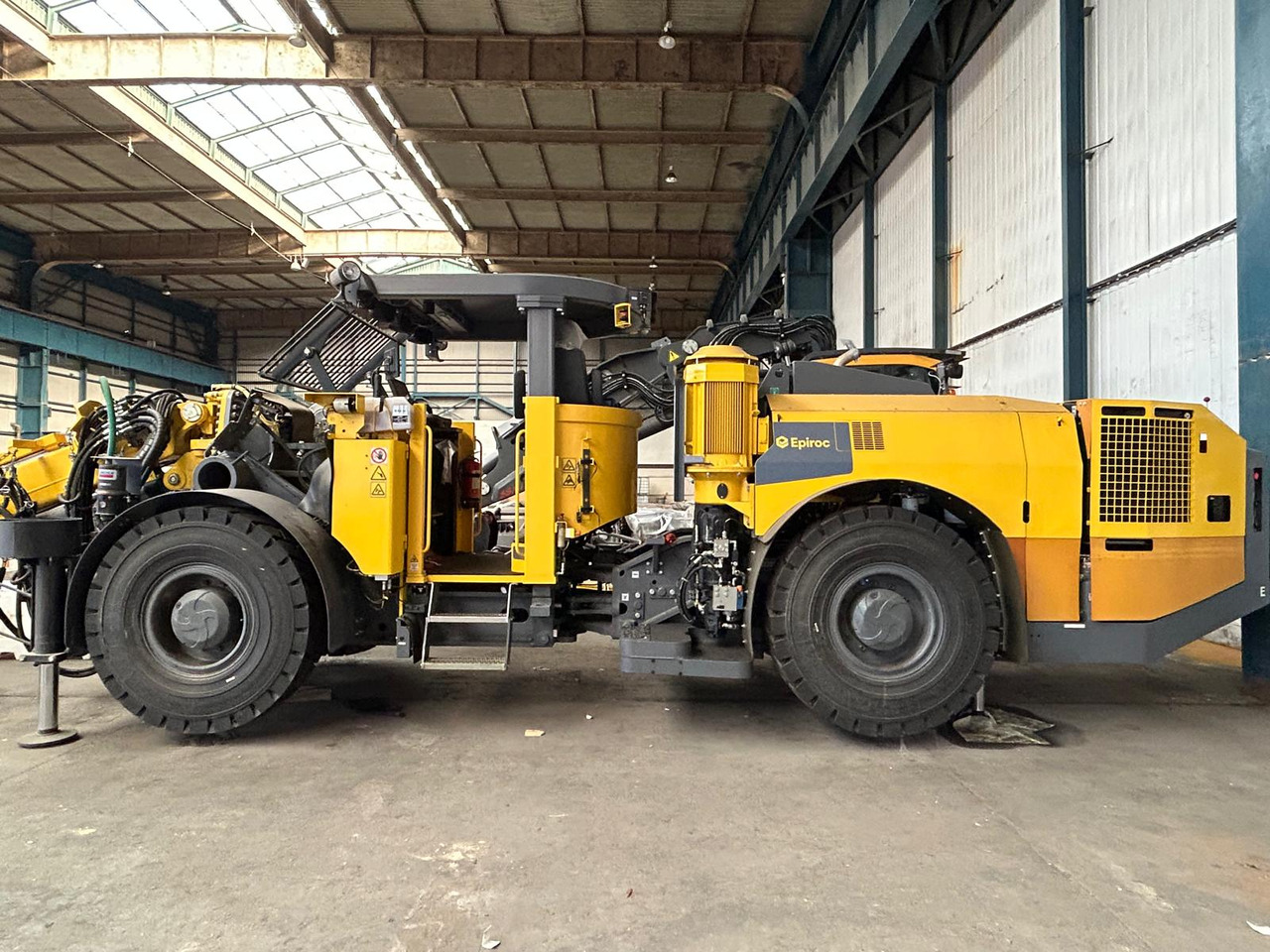 Atlas Copco (Epiroc) Boltec EC - Perforadora direccional horizontal: foto 2 Atlas Copco (Epiroc) Boltec EC - Perforadora direccional horizontal: foto 2