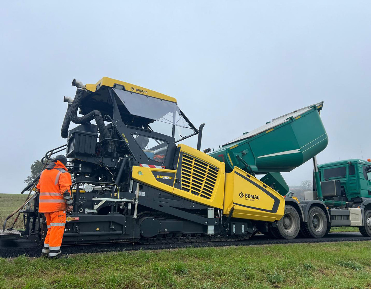 Bomag BF 700 C-3 - Pavimentadora de asfalto: foto 1 Bomag BF 700 C-3 - Pavimentadora de asfalto: foto 1