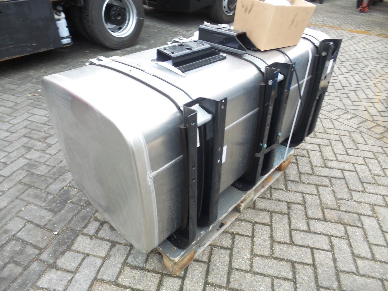 MAN 5 x Man 710 ltr tank orgineel / incl steunen / parts nr 81.12201-6949 - Depósito de combustible para Camión: foto 3 MAN 5 x Man 710 ltr tank orgineel / incl steunen / parts nr 81.12201-6949 - Depósito de combustible para Camión: foto 3