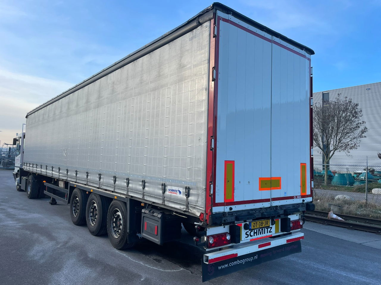 Schmitz Cargobull SCB-S3T EN 12642-XL / Allu borden / disc brakes / 2 x toolbox / tuf 4-2026 - Semirremolque lona: foto 3 Schmitz Cargobull SCB-S3T EN 12642-XL / Allu borden / disc brakes / 2 x toolbox / tuf 4-2026 - Semirremolque lona: foto 3