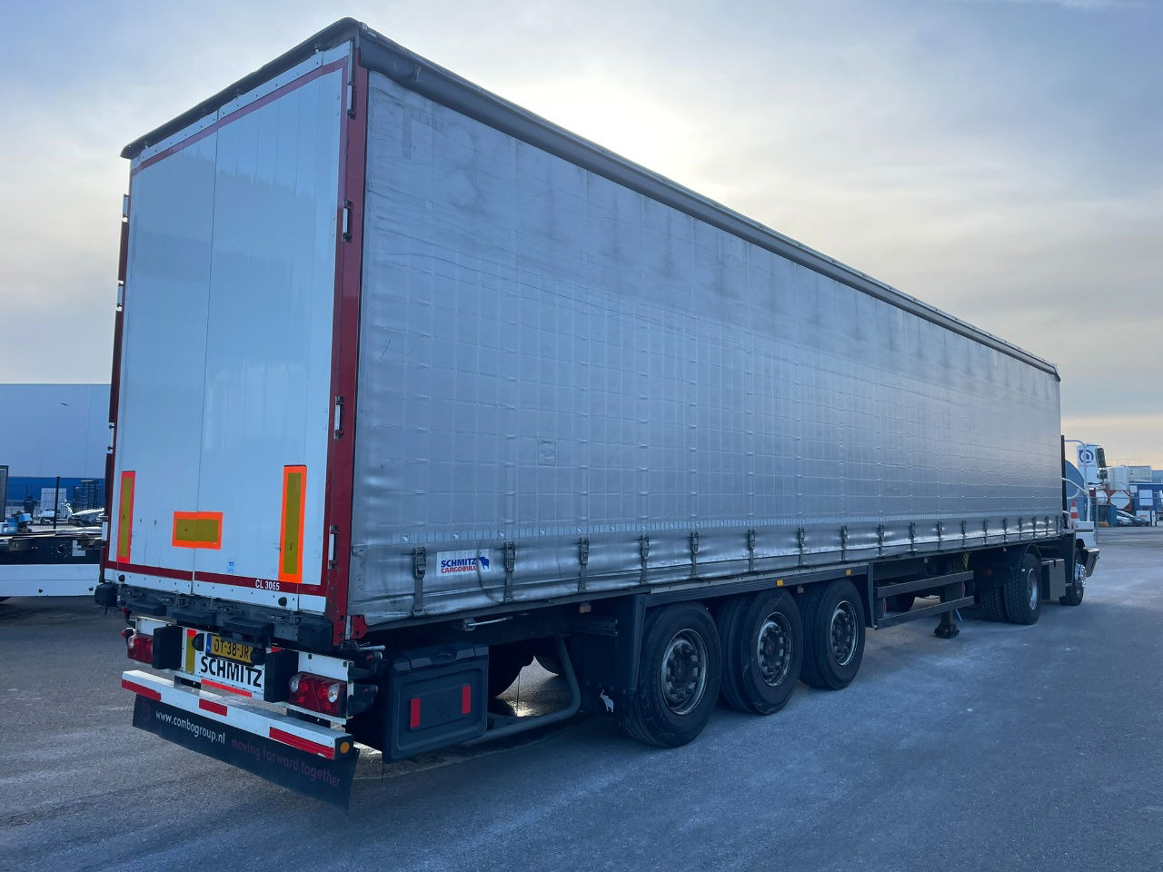Schmitz Cargobull SCB-S3T EN 12642-XL / Allu borden / disc brakes / 2 x toolbox / tuf 4-2026 - Semirremolque lona: foto 4 Schmitz Cargobull SCB-S3T EN 12642-XL / Allu borden / disc brakes / 2 x toolbox / tuf 4-2026 - Semirremolque lona: foto 4