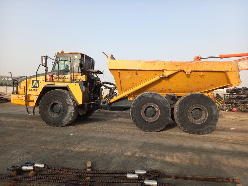 Komatsu HM400-3R (4 pcs available in Abu Dhabi) - Dúmper articulado: foto 1 Komatsu HM400-3R (4 pcs available in Abu Dhabi) - Dúmper articulado: foto 1
