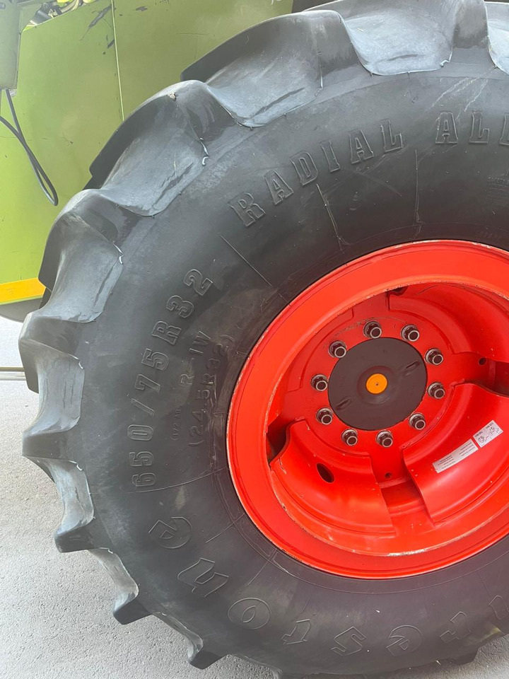 CLAAS Lexion verstärkte 10-Loch Felgen mit Reifen 650/75 R32 - Cosechadora de granos: foto 4 CLAAS Lexion verstärkte 10-Loch Felgen mit Reifen 650/75 R32 - Cosechadora de granos: foto 4