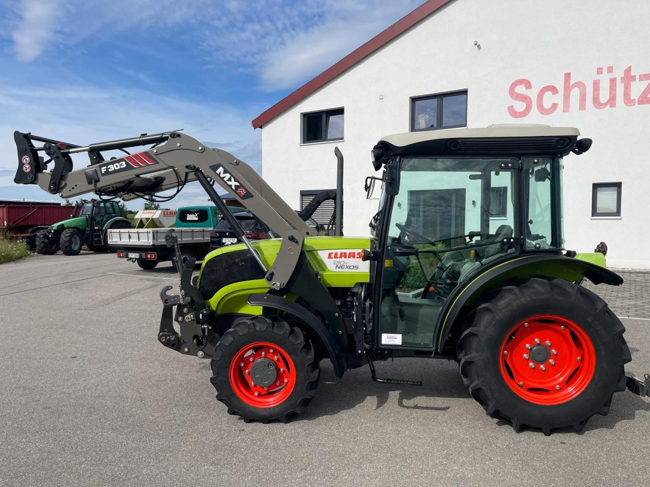 CLAAS Nexos 210, neuwertig, mit Frontlader und Frontzapfwelle, 236 Betriebsstunden - Tractor: foto 2 CLAAS Nexos 210, neuwertig, mit Frontlader und Frontzapfwelle, 236 Betriebsstunden - Tractor: foto 2