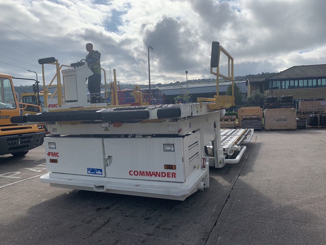 Lower Deck Loader 7 tons FMC Commander 15 - Cargadora de contenedores/ Palets: foto 3 Lower Deck Loader 7 tons FMC Commander 15 - Cargadora de contenedores/ Palets: foto 3