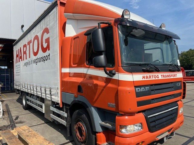 DAF CF 85.360 FA85.360 CF - Camión lona: foto 2 DAF CF 85.360 FA85.360 CF - Camión lona: foto 2