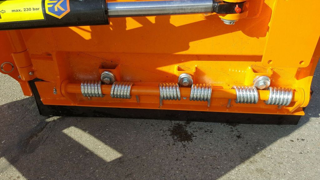 Kramer V Schneeschild breit 1,80 m 5035, 350 5040 - Cuchilla quitanieves para Vehículo municipal: foto 5 Kramer V Schneeschild breit 1,80 m 5035, 350 5040 - Cuchilla quitanieves para Vehículo municipal: foto 5
