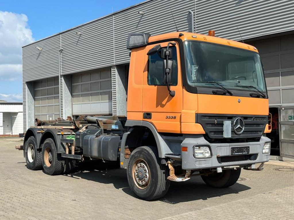 Mercedes-Benz Actros 3336 AK 6x6 Abrollkipper org. nur 84TKM - Camión multibasculante: foto 2 Mercedes-Benz Actros 3336 AK 6x6 Abrollkipper org. nur 84TKM - Camión multibasculante: foto 2