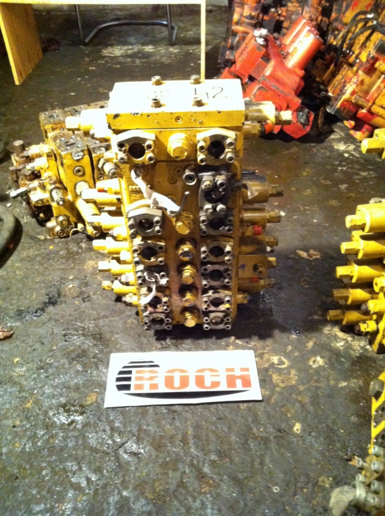 CATERPILLAR M7-1103-01/5M7-22 132-4674 821040-E - 6 SEKCYJNY + 529085 M7-4501-00 1125445 - Válvula hidráulica para Excavadora: foto 1 CATERPILLAR M7-1103-01/5M7-22 132-4674 821040-E - 6 SEKCYJNY + 529085 M7-4501-00 1125445 - Válvula hidráulica para Excavadora: foto 1