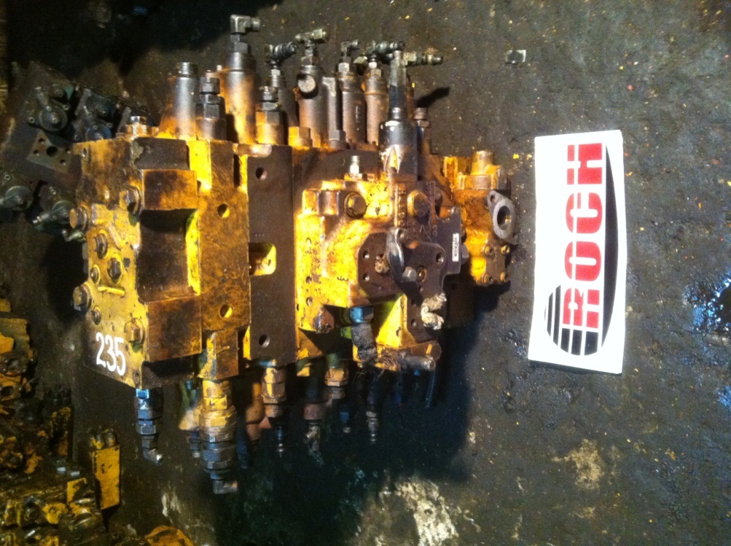 KOMATSU - Válvula hidráulica para Excavadora de cadenas: foto 1 KOMATSU - Válvula hidráulica para Excavadora de cadenas: foto 1