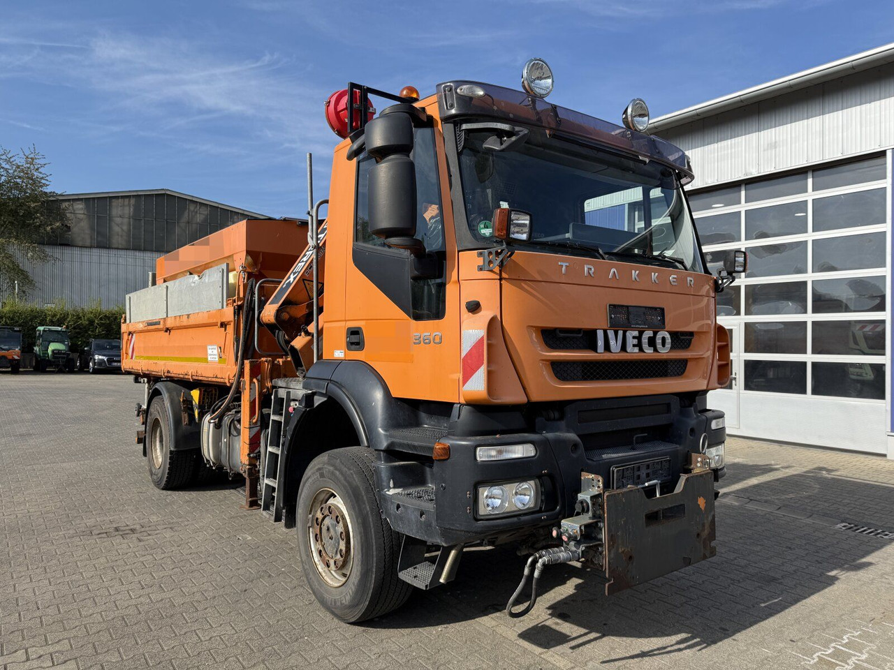 Iveco TRAKKER Kipper Kran TEREX 85.2 Salzstreuer - Camión volquete, Camión grúa: foto 1 Iveco TRAKKER Kipper Kran TEREX 85.2 Salzstreuer - Camión volquete, Camión grúa: foto 1