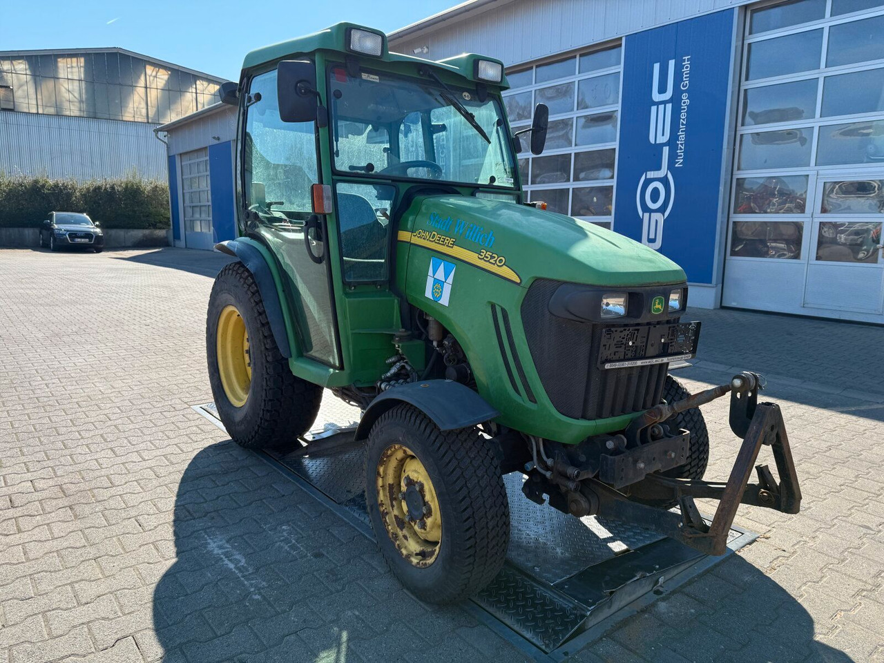 John Deere 3520 Kommunaltrak. Frontkraftheber Kuppeldreieck - Tractor: foto 1 John Deere 3520 Kommunaltrak. Frontkraftheber Kuppeldreieck - Tractor: foto 1