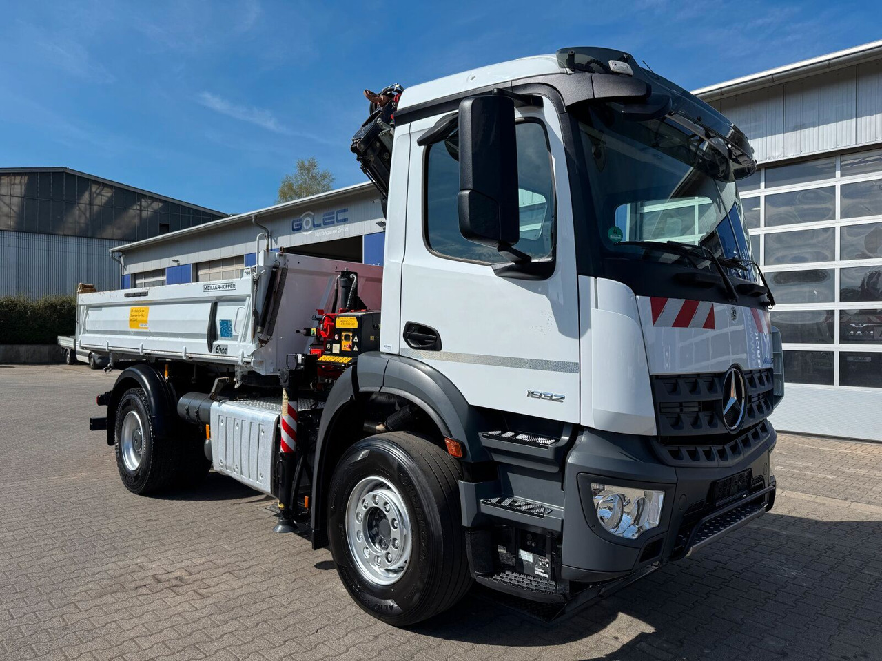 Mercedes-Benz AROCS 1832 4x2 Euro 6 Kipper Kran FASSI F120FB - Camión grúa: foto 1 Mercedes-Benz AROCS 1832 4x2 Euro 6 Kipper Kran FASSI F120FB - Camión grúa: foto 1