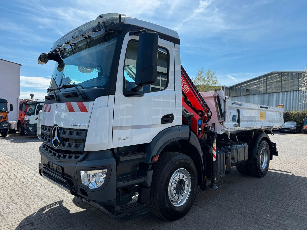 Mercedes-Benz AROCS 1832 4x2 Euro 6 Kipper Kran FASSI F120FB - Camión volquete, Camión grúa: foto 2 Mercedes-Benz AROCS 1832 4x2 Euro 6 Kipper Kran FASSI F120FB - Camión volquete, Camión grúa: foto 2
