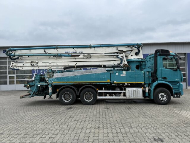 Camión bomba de hormigón Mercedes-Benz AROCS 2636 6x4 Euro 6 Betonpumpe SERMAC 4Z36: foto 8 Camión bomba de hormigón Mercedes-Benz AROCS 2636 6x4 Euro 6 Betonpumpe SERMAC 4Z36: foto 8