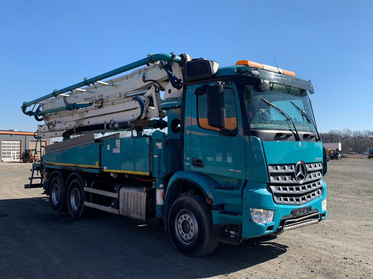 Mercedes-Benz AROCS 2636 6x4 Euro 6 Betonpumpe SERMAC 4Z36 - Camión bomba de hormigón: foto 2 Mercedes-Benz AROCS 2636 6x4 Euro 6 Betonpumpe SERMAC 4Z36 - Camión bomba de hormigón: foto 2