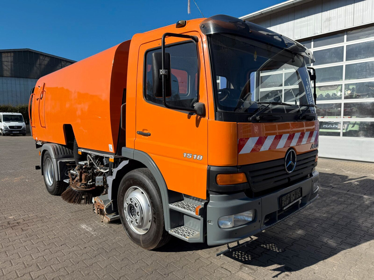 Mercedes-Benz Atego 1518 4x2 Kehrmaschine Bucher 500 - Barredora vial: foto 1 Mercedes-Benz Atego 1518 4x2 Kehrmaschine Bucher 500 - Barredora vial: foto 1