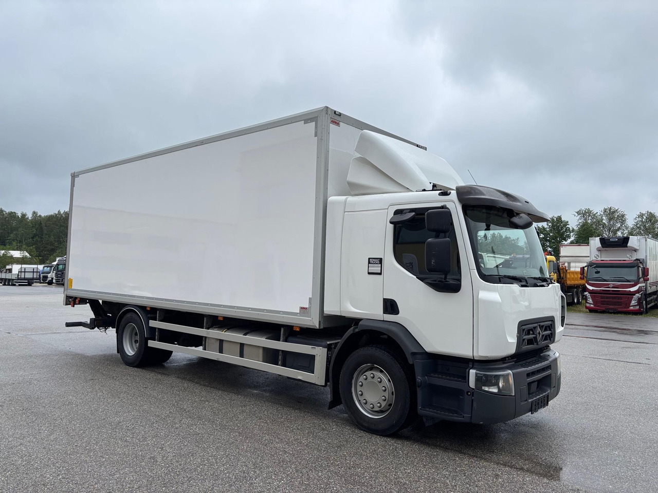 RENAULT D WIDE 320 - Camión caja cerrada: foto 1 RENAULT D WIDE 320 - Camión caja cerrada: foto 1