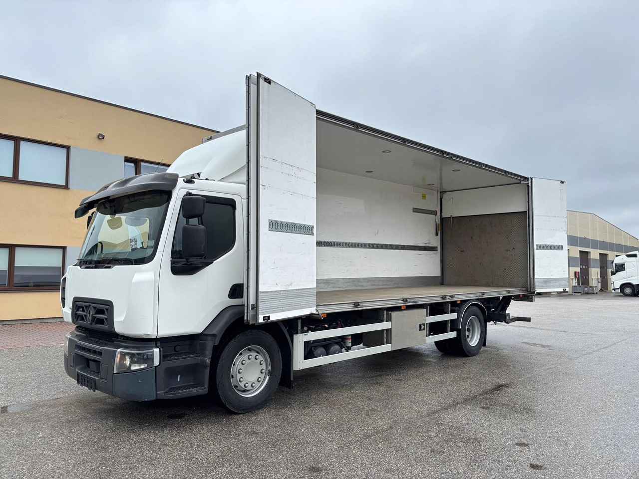 RENAULT D WIDE 320 - Camión caja cerrada: foto 4 RENAULT D WIDE 320 - Camión caja cerrada: foto 4