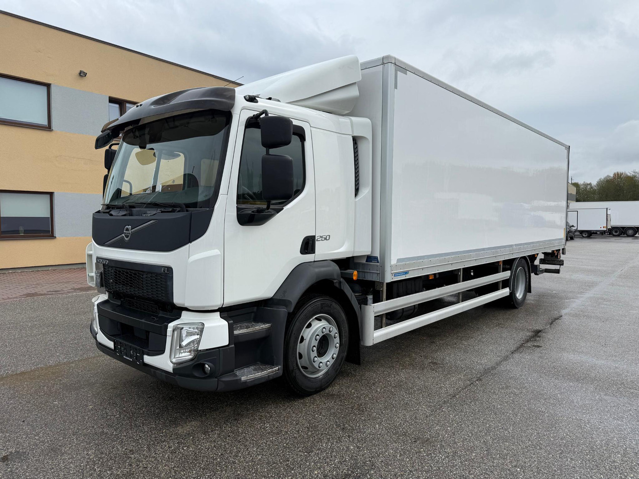 VOLVO FL250 - Camión caja cerrada: foto 2 VOLVO FL250 - Camión caja cerrada: foto 2