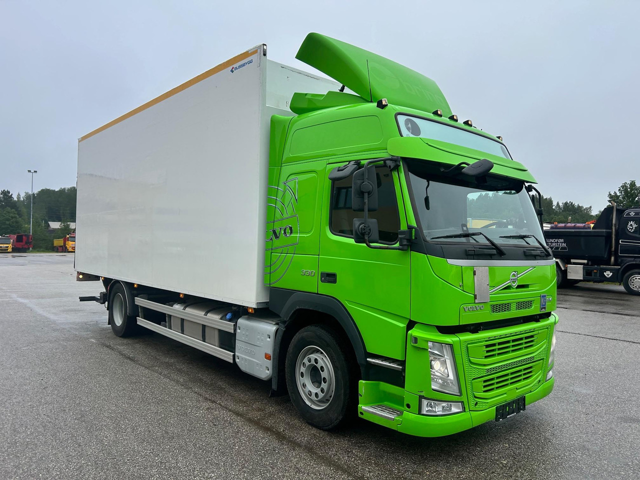 VOLVO FM330 - Camión caja cerrada: foto 1 VOLVO FM330 - Camión caja cerrada: foto 1