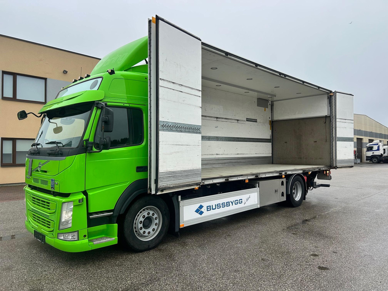 VOLVO FM330 - Camión caja cerrada: foto 3 VOLVO FM330 - Camión caja cerrada: foto 3