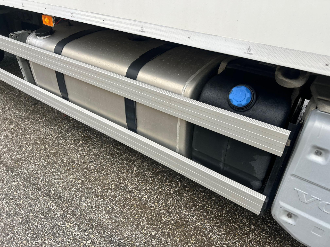 Camión caja cerrada VOLVO FM330: foto 13 Camión caja cerrada VOLVO FM330: foto 13