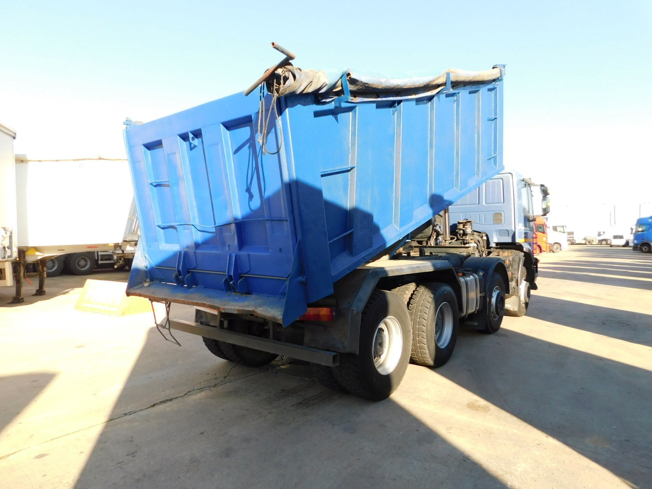 Iveco Trakker ad410t45 - Camión volquete: foto 3 Iveco Trakker ad410t45 - Camión volquete: foto 3