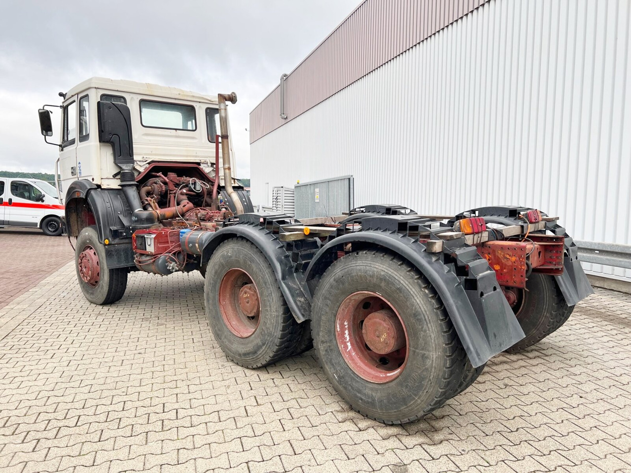 Camión chasis 260-34 AHW 6x6 260-34 AHW 6x6, V8, Manual, Full Steel: foto 12