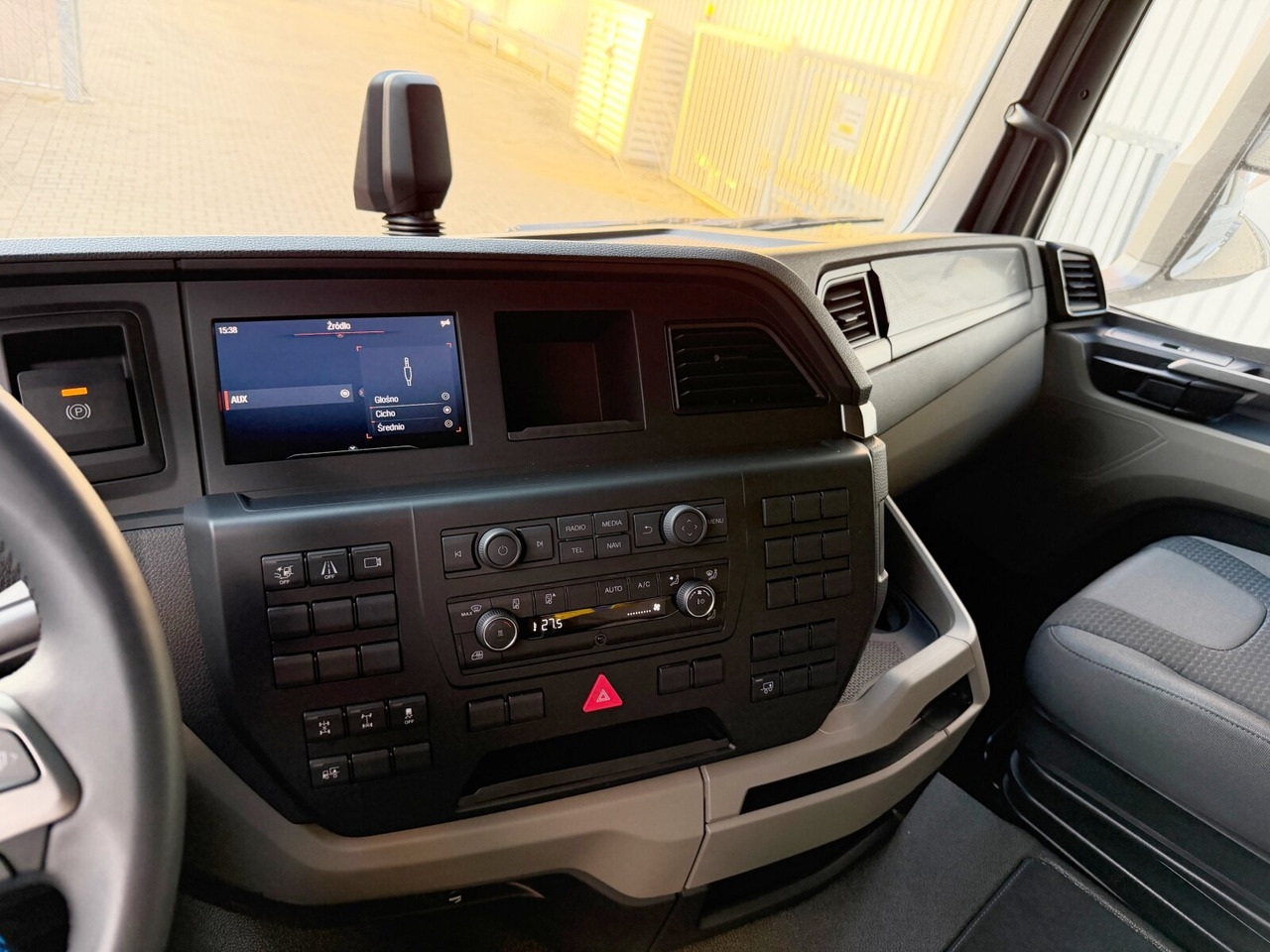 MAN TGS 33.520 6x4 BL SA TGS 33.520 6x4 BL SA, Retarder, LED, Nebenantrieb - Cabeza tractora: foto 5 MAN TGS 33.520 6x4 BL SA TGS 33.520 6x4 BL SA, Retarder, LED, Nebenantrieb - Cabeza tractora: foto 5