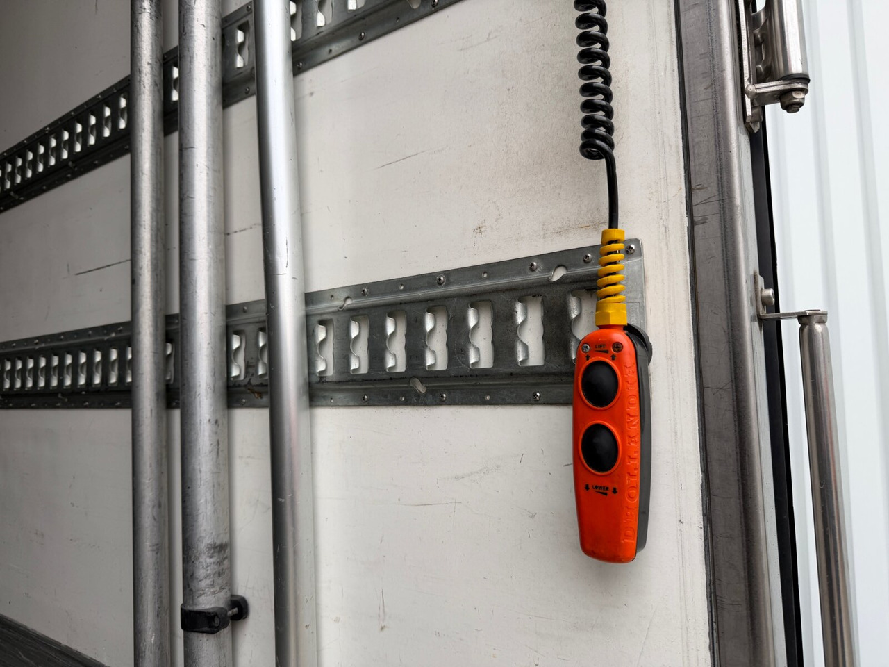 Mercedes-Benz Actros 1832 L 4x2 Actros 1832 L 4x2, Kühlkoffer, 2x Trennwand, Carrier, LBW BÄR - Camión: foto 2 Mercedes-Benz Actros 1832 L 4x2 Actros 1832 L 4x2, Kühlkoffer, 2x Trennwand, Carrier, LBW BÄR - Camión: foto 2