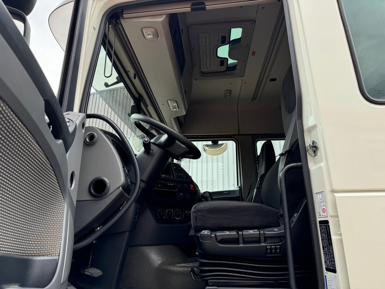 DAF XF 410 FA 4x2 XF 410 FA 4x2, Fahrschule, 2x AHK, 6 Sitze - Camión caja abierta: foto 2 DAF XF 410 FA 4x2 XF 410 FA 4x2, Fahrschule, 2x AHK, 6 Sitze - Camión caja abierta: foto 2