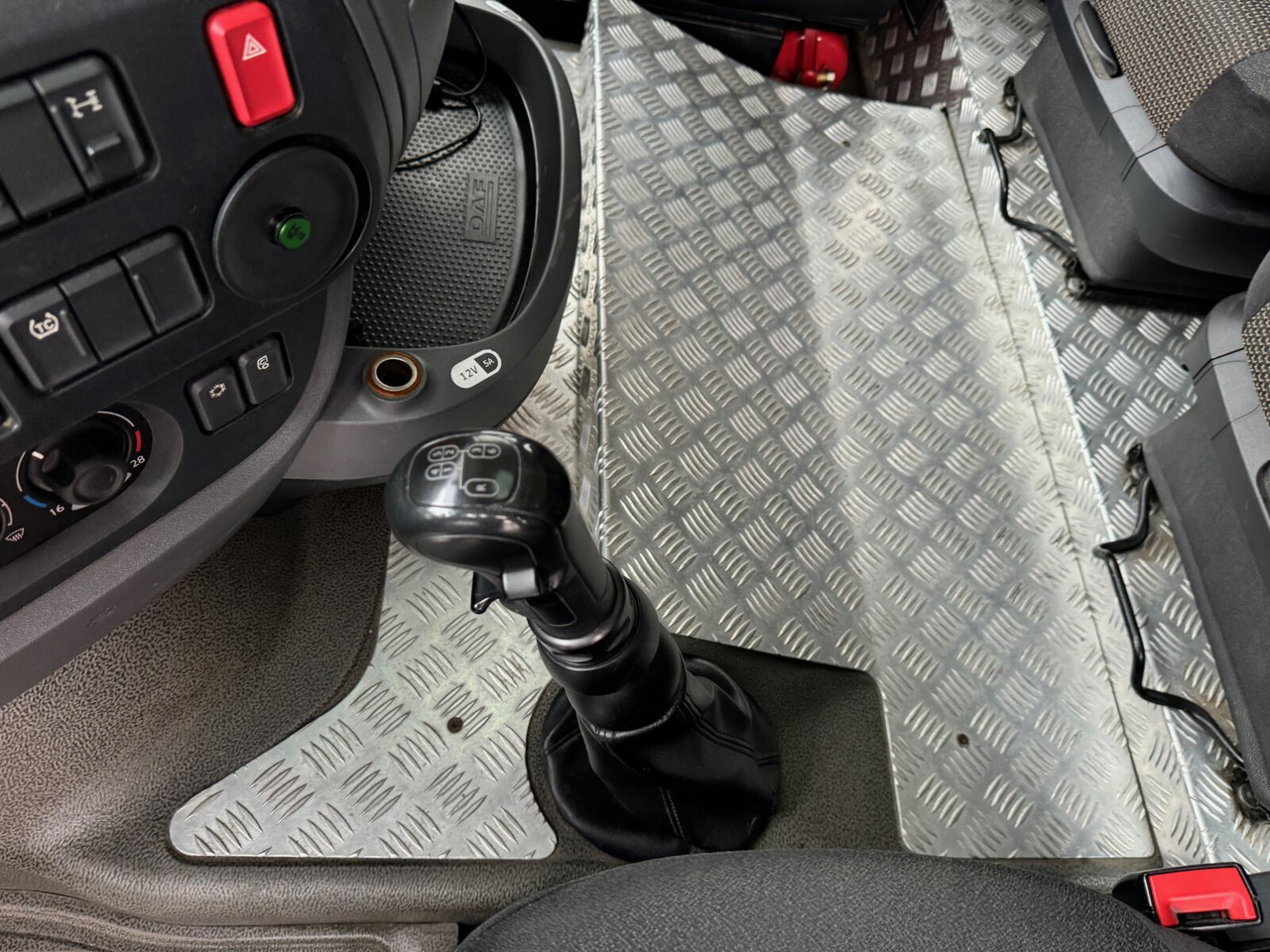 DAF XF 410 FA 4x2 XF 410 FA 4x2, Fahrschule, 2x AHK, 6 Sitze - Camión caja abierta: foto 5 DAF XF 410 FA 4x2 XF 410 FA 4x2, Fahrschule, 2x AHK, 6 Sitze - Camión caja abierta: foto 5