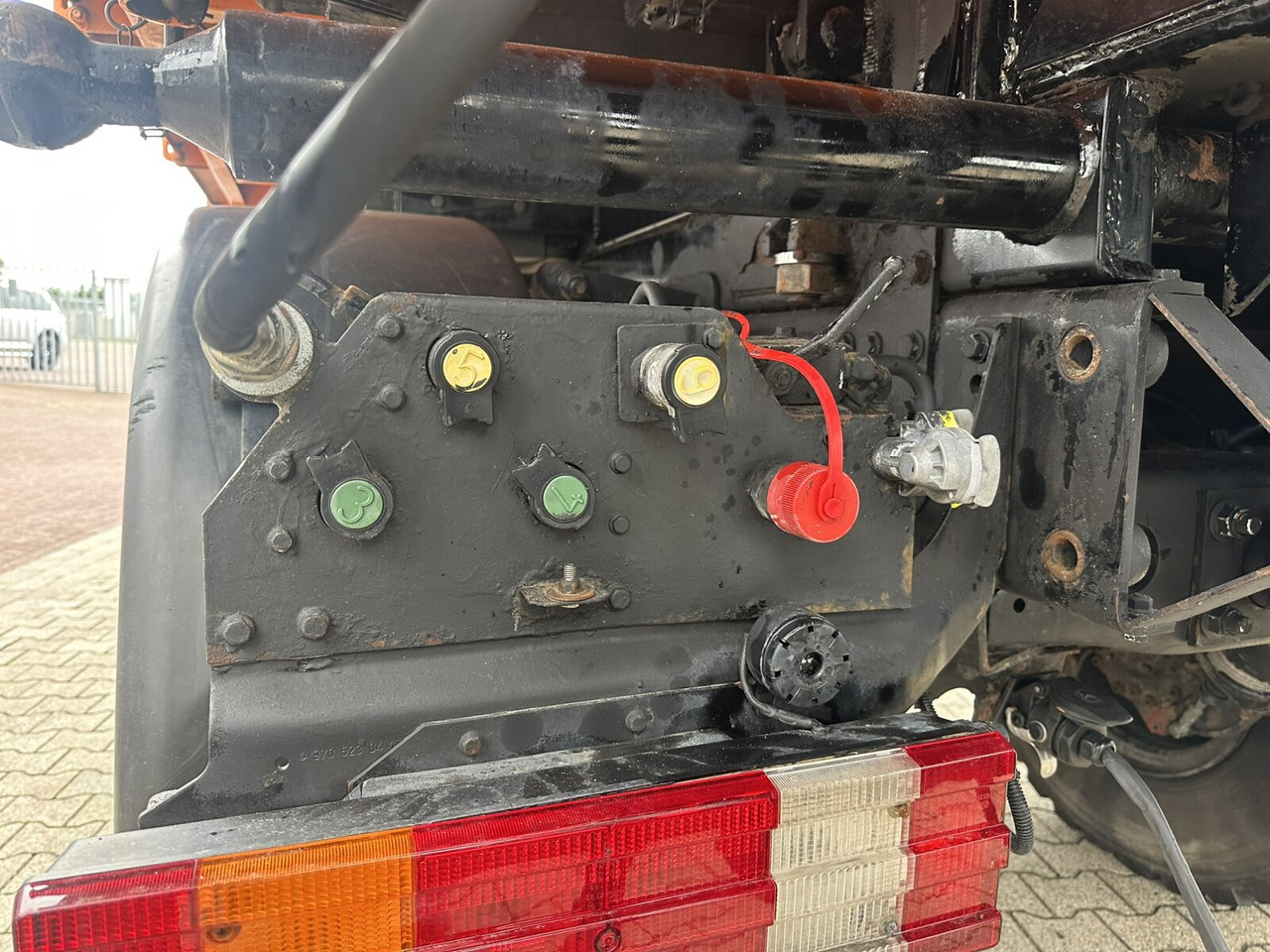 Unimog U500 4x4 U500 4x4 405/40 mit Heckkran Hiab 077-1 HiDuo, absattelbar, Funk - Furgoneta: foto 5 Unimog U500 4x4 U500 4x4 405/40 mit Heckkran Hiab 077-1 HiDuo, absattelbar, Funk - Furgoneta: foto 5