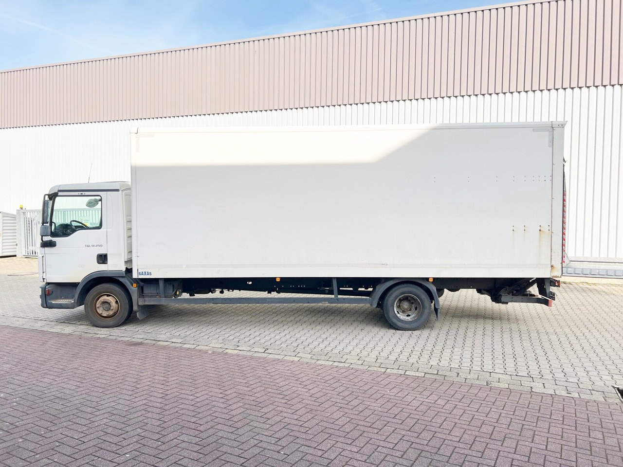 MAN TGL 12.250/340 4X2 BL TGL 12.250/340 4X2 BL mit Dhollandia LBW, 42 cbm - Camión caja cerrada: foto 2 MAN TGL 12.250/340 4X2 BL TGL 12.250/340 4X2 BL mit Dhollandia LBW, 42 cbm - Camión caja cerrada: foto 2