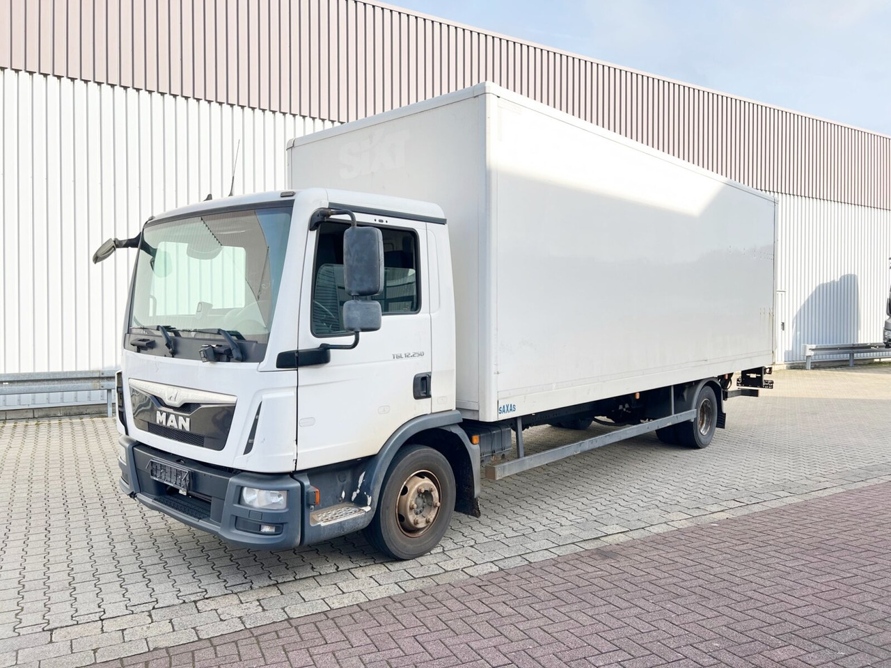 MAN TGL 12.250/340 4X2 BL TGL 12.250/340 4X2 BL mit Dhollandia LBW, 42 cbm - Camión caja cerrada: foto 1 MAN TGL 12.250/340 4X2 BL TGL 12.250/340 4X2 BL mit Dhollandia LBW, 42 cbm - Camión caja cerrada: foto 1