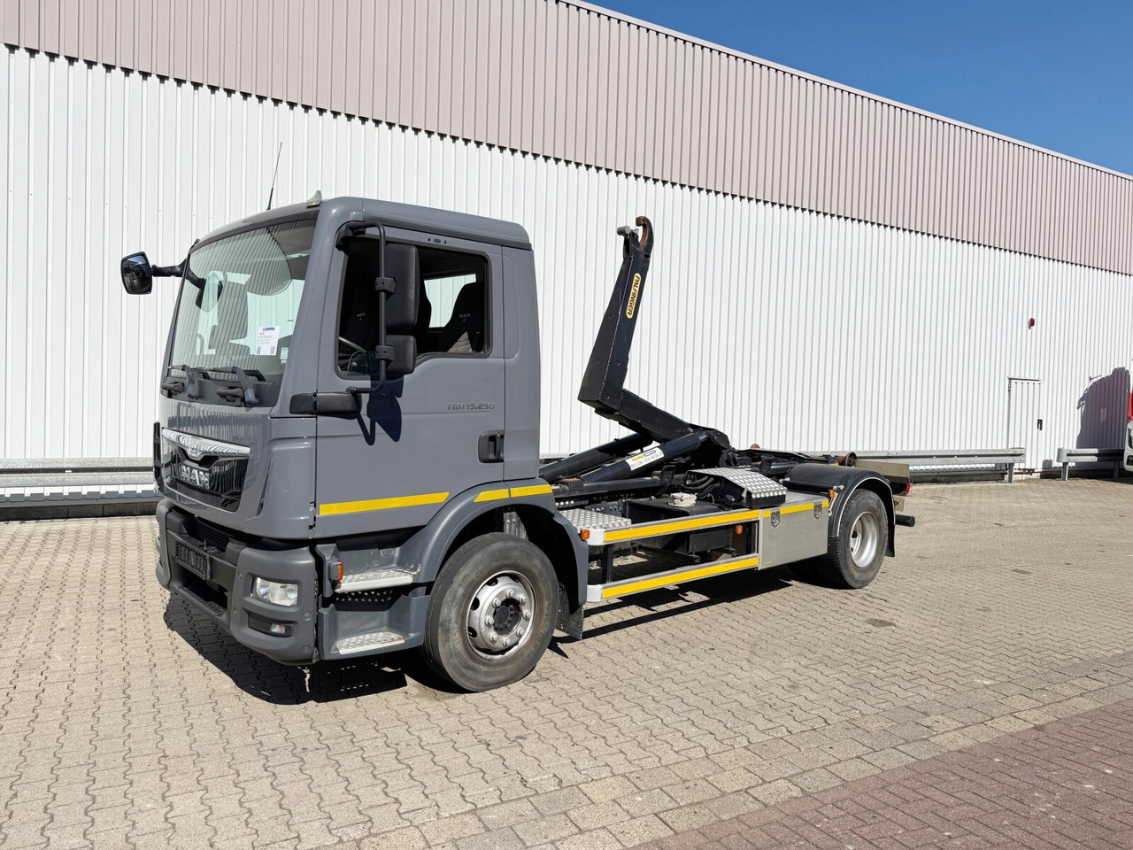MAN TGM 15.250/340 4X2 BL TGM 15.250/340 4X2 BL - Camión multibasculante: foto 1 MAN TGM 15.250/340 4X2 BL TGM 15.250/340 4X2 BL - Camión multibasculante: foto 1
