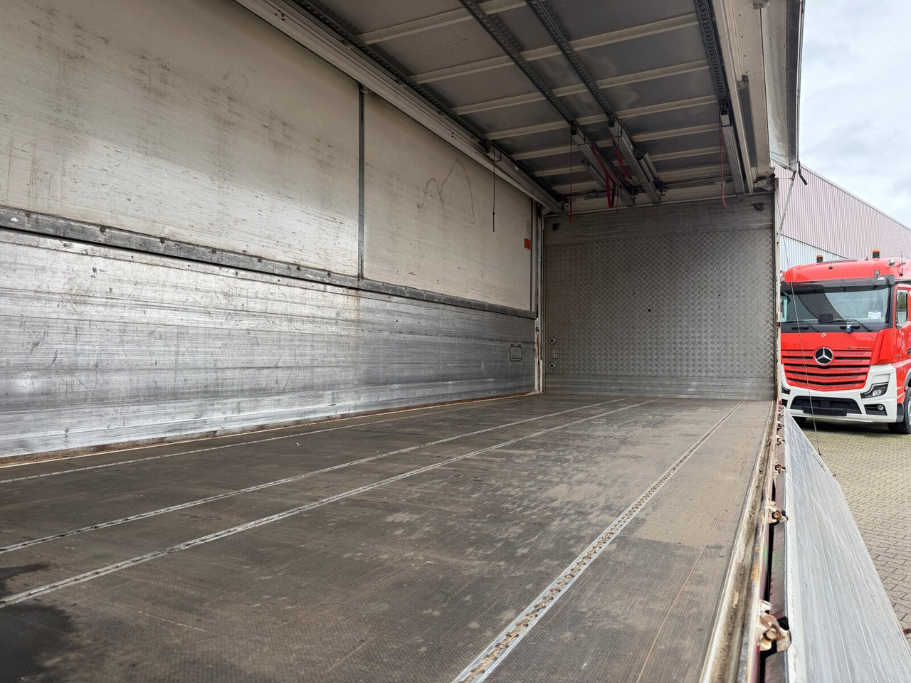 MAN TGM 22.290 6x2-4 LL TGM 22.290 6x2-4 LL, EEV, Lenkachse, 2x AHK, Getränkekoffer, LBW MBB - Camión caja cerrada: foto 2 MAN TGM 22.290 6x2-4 LL TGM 22.290 6x2-4 LL, EEV, Lenkachse, 2x AHK, Getränkekoffer, LBW MBB - Camión caja cerrada: foto 2