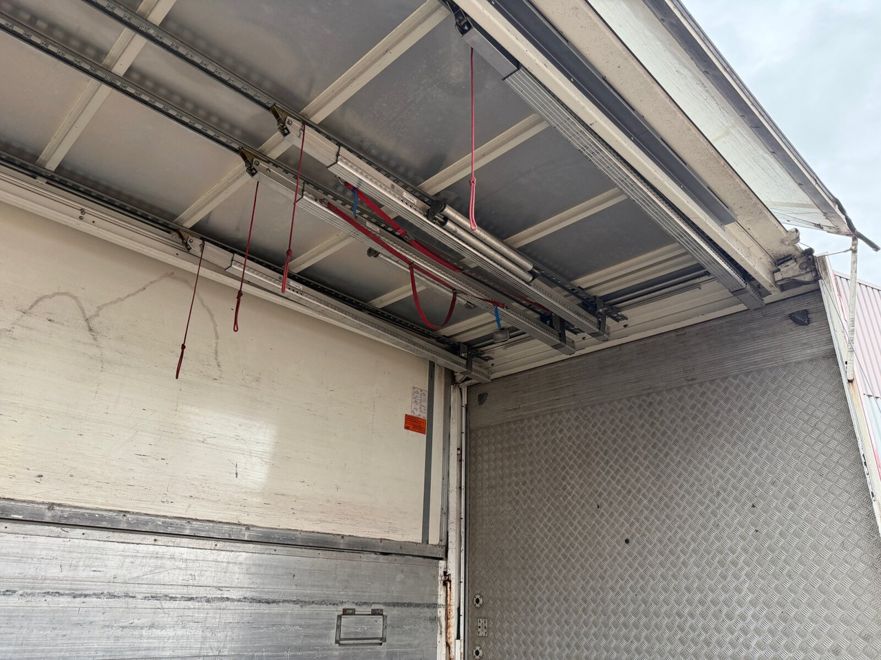 MAN TGM 22.290 6x2-4 LL TGM 22.290 6x2-4 LL, EEV, Lenkachse, 2x AHK, Getränkekoffer, LBW MBB - Camión caja cerrada: foto 3 MAN TGM 22.290 6x2-4 LL TGM 22.290 6x2-4 LL, EEV, Lenkachse, 2x AHK, Getränkekoffer, LBW MBB - Camión caja cerrada: foto 3