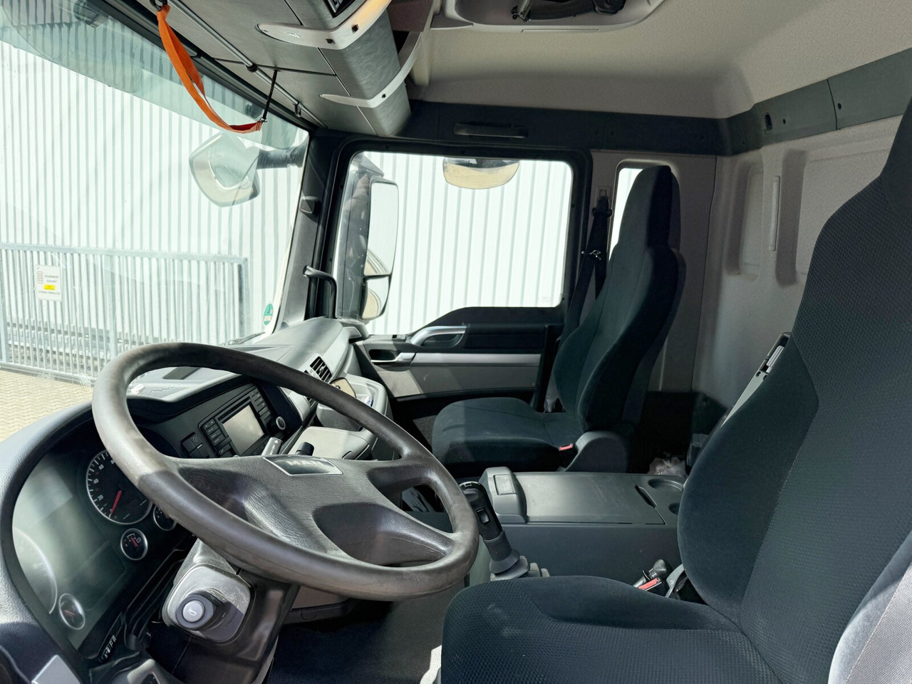 MAN TGS 26.400 6x2-4 BL TGS 26.400 6x2-4 BL, Liftachse, ADR, Esterer Tank ca. 20.030l, 3 Kammern, Funk - Camión cisterna: foto 3 MAN TGS 26.400 6x2-4 BL TGS 26.400 6x2-4 BL, Liftachse, ADR, Esterer Tank ca. 20.030l, 3 Kammern, Funk - Camión cisterna: foto 3