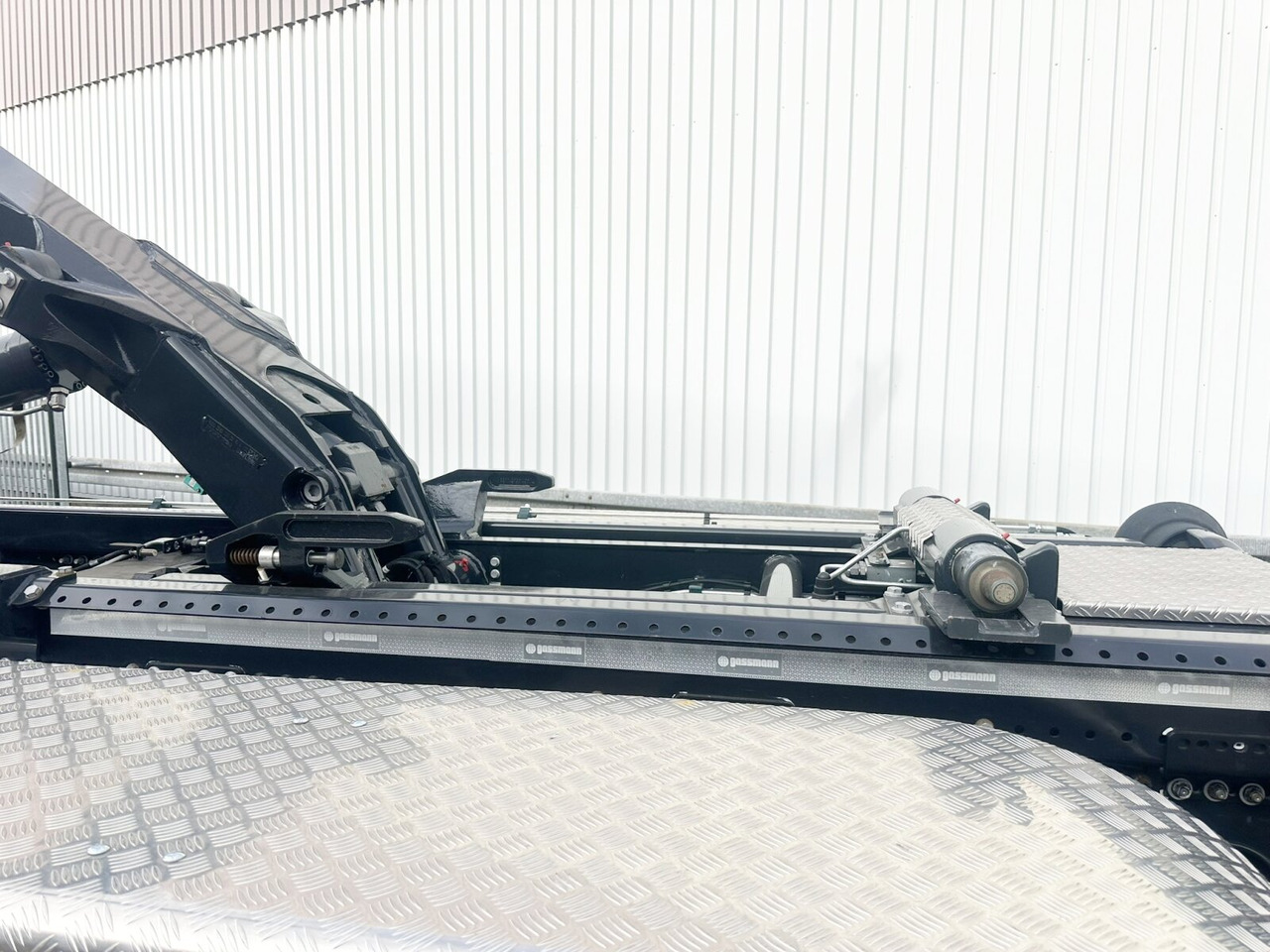 MAN TGS 35.480 8X4 BL TGS 35.480 8X4 BL, Intarder, Kran HMF 3220-K6, 4-fach Abstützung, Funk - Camión multibasculante, Camión grúa: foto 5 MAN TGS 35.480 8X4 BL TGS 35.480 8X4 BL, Intarder, Kran HMF 3220-K6, 4-fach Abstützung, Funk - Camión multibasculante, Camión grúa: foto 5