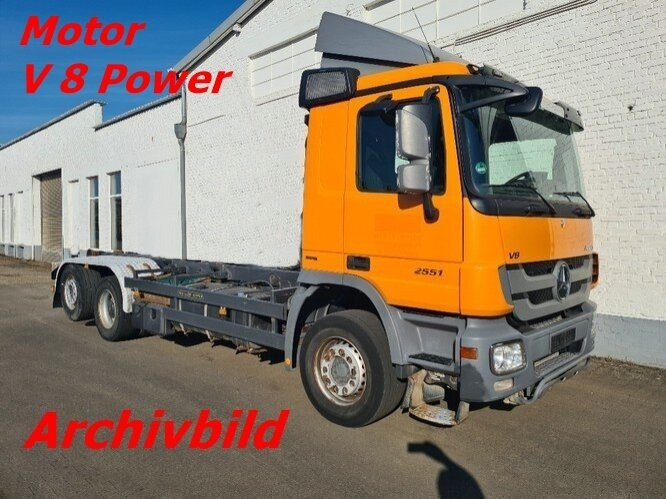 Mercedes-Benz Actros 2551 L 6x2 Actros 2551L/6x2, Lenk-Liftachse V 8 Motor - Camión chasis: foto 1 Mercedes-Benz Actros 2551 L 6x2 Actros 2551L/6x2, Lenk-Liftachse V 8 Motor - Camión chasis: foto 1