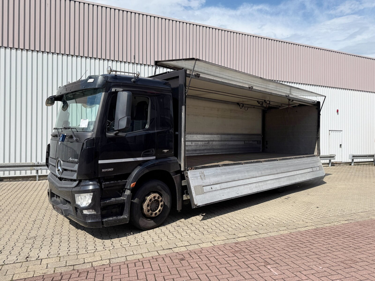 Mercedes-Benz Antos 1836 L 4x2 Antos 1836 L 4x2, Getränkekoffer, LBW Dautel - Camión caja cerrada: foto 1 Mercedes-Benz Antos 1836 L 4x2 Antos 1836 L 4x2, Getränkekoffer, LBW Dautel - Camión caja cerrada: foto 1