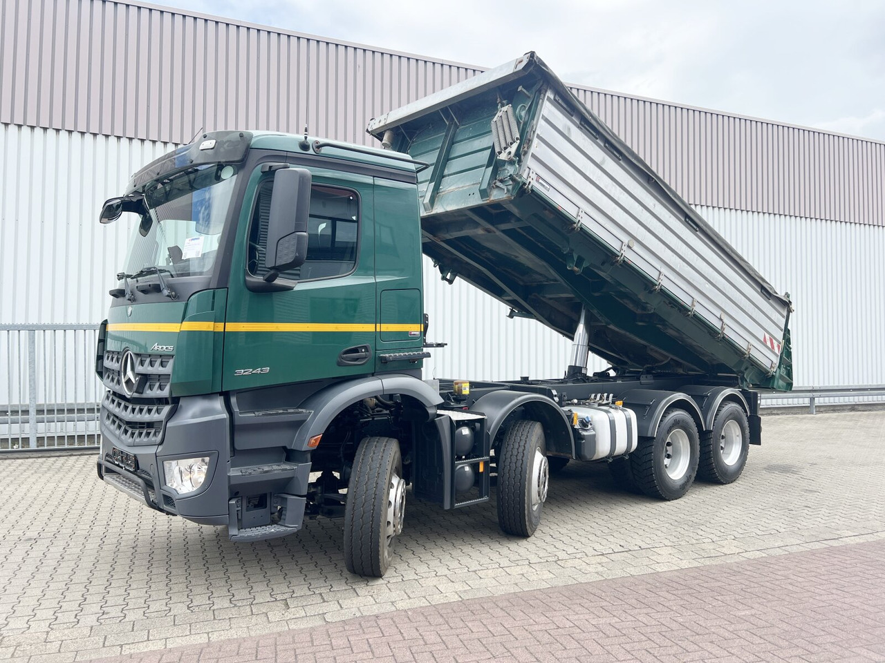 Mercedes-Benz Arocs 3243 K 8x4 Arocs 3243 K 8x4, Ressenig Thermo Alukipper 3-S - Camión volquete: foto 1 Mercedes-Benz Arocs 3243 K 8x4 Arocs 3243 K 8x4, Ressenig Thermo Alukipper 3-S - Camión volquete: foto 1