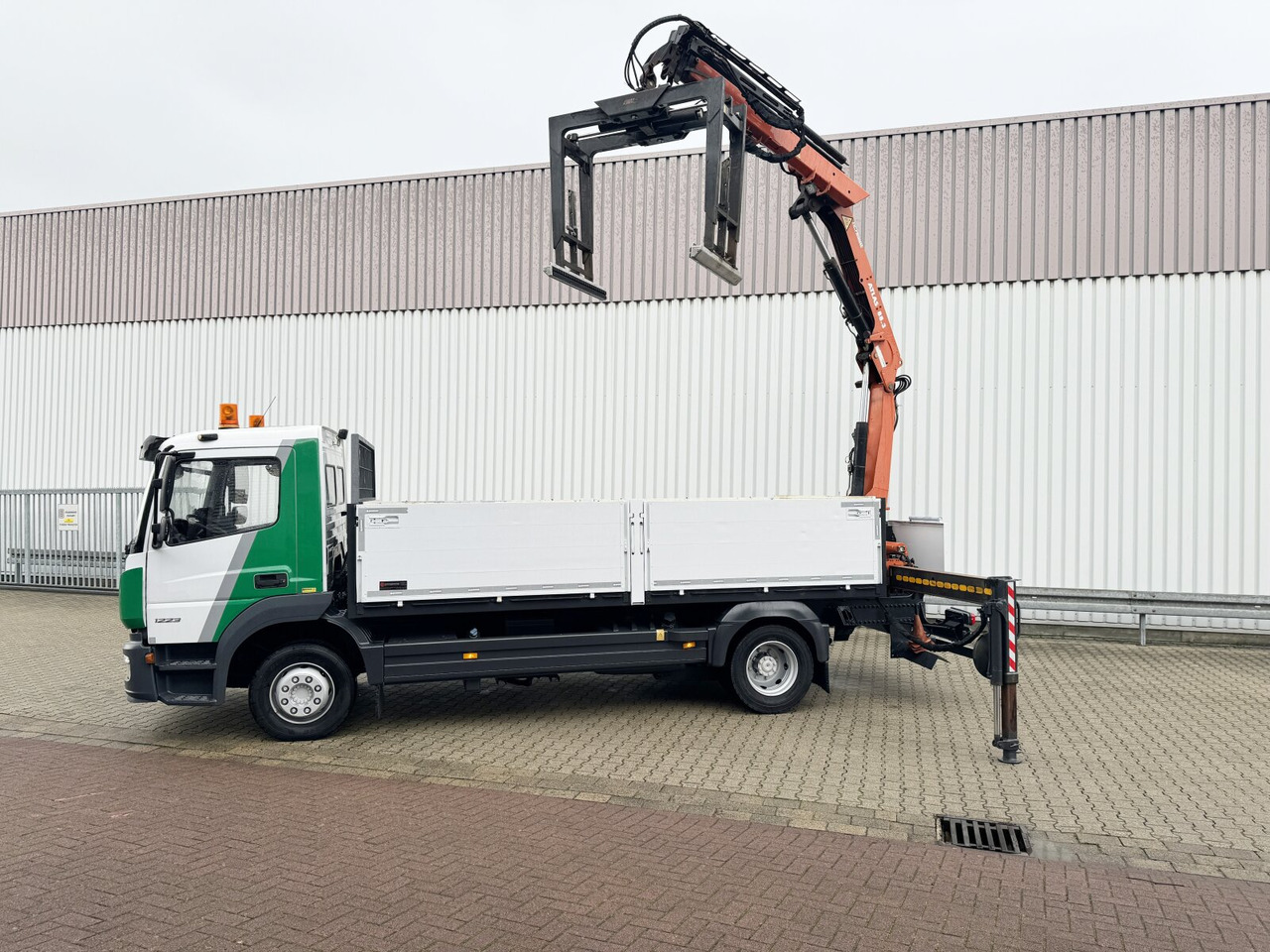 Mercedes-Benz Atego 1223 L 4x2 Atego 1223 L 4x2 mit Heckkran Atlas 88.3-A2L, Funk - Camión grúa, Camión caja abierta: foto 2 Mercedes-Benz Atego 1223 L 4x2 Atego 1223 L 4x2 mit Heckkran Atlas 88.3-A2L, Funk - Camión grúa, Camión caja abierta: foto 2