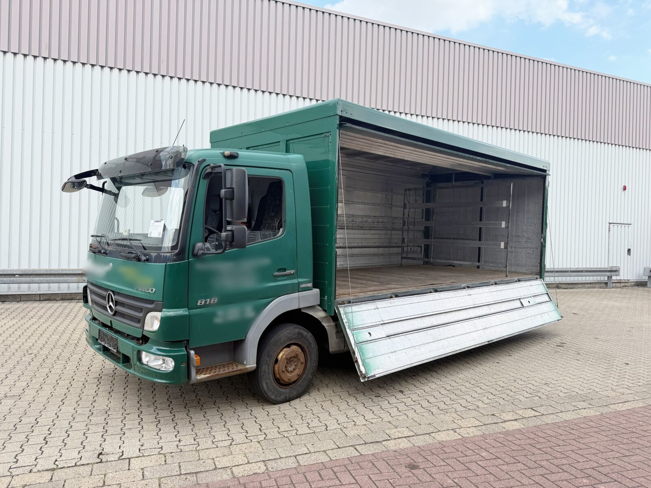 Mercedes-Benz Atego 818 L 4x2 Atego 818 L 4x2, Getränkekoffer, 2x AHK - Camión caja cerrada: foto 1 Mercedes-Benz Atego 818 L 4x2 Atego 818 L 4x2, Getränkekoffer, 2x AHK - Camión caja cerrada: foto 1
