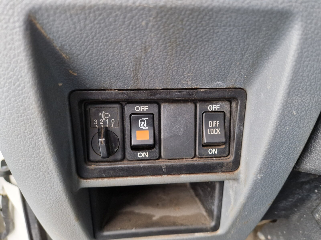 Renault D 180.75 4x2 D 180.75 4x2 mit Kran Palfinger PK6001 - Camión grúa, Camión caja cerrada: foto 2 Renault D 180.75 4x2 D 180.75 4x2 mit Kran Palfinger PK6001 - Camión grúa, Camión caja cerrada: foto 2