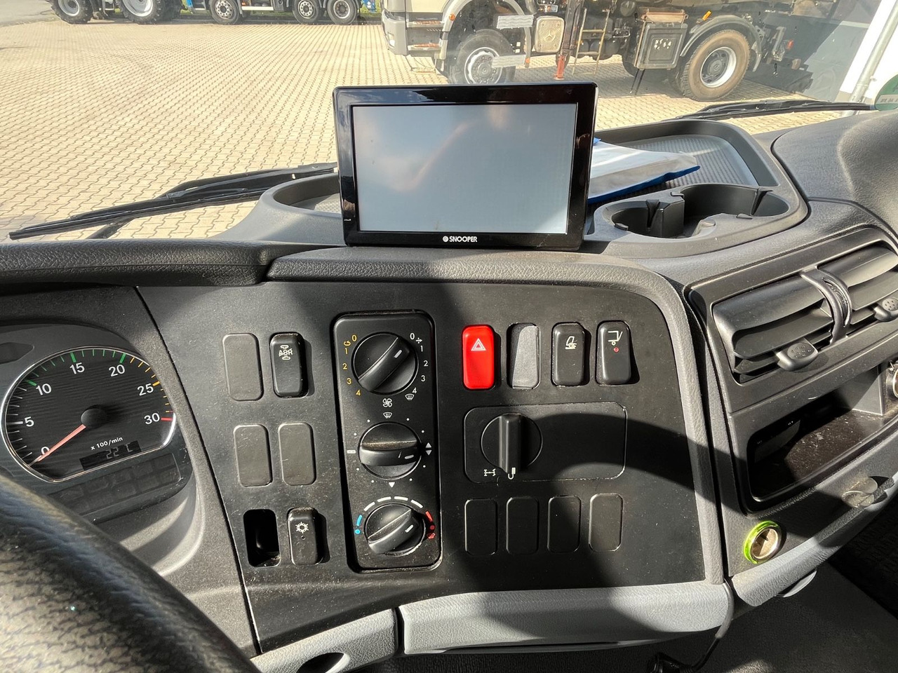 Furgoneta con lona Mercedes-Benz Atego 818 Klima Sperre 74100KM 2,70 Ladehöhe: foto 11 Furgoneta con lona Mercedes-Benz Atego 818 Klima Sperre 74100KM 2,70 Ladehöhe: foto 11
